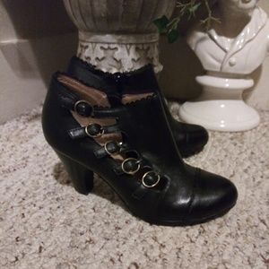 EUC Mix Mooz Cherita Blk. Leather Buckled Pumps